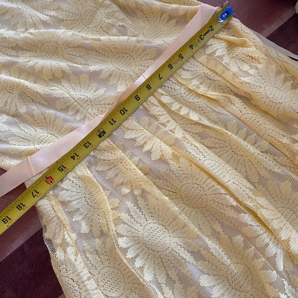 Rabbit Design short lace dress - Picture 5 of 6